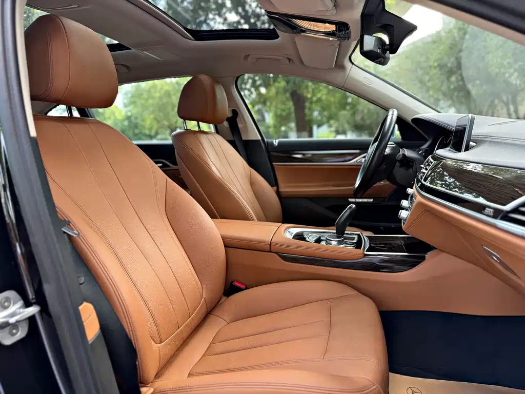 BMW 7 Series — миниатюра 14