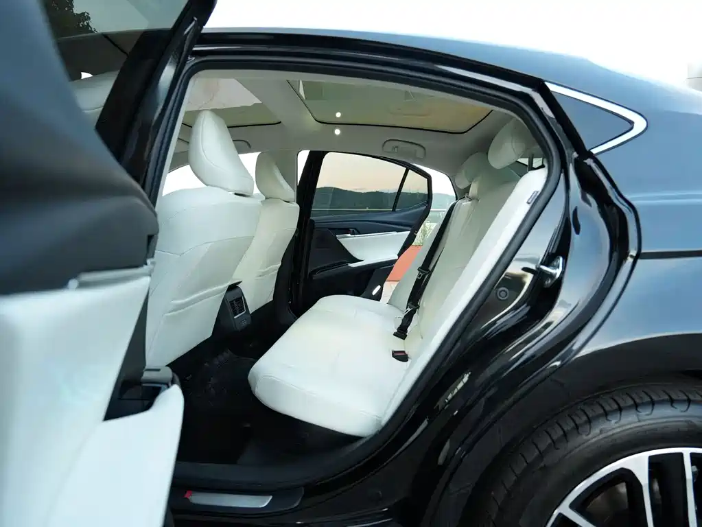 Toyota Camry — миниатюра 9