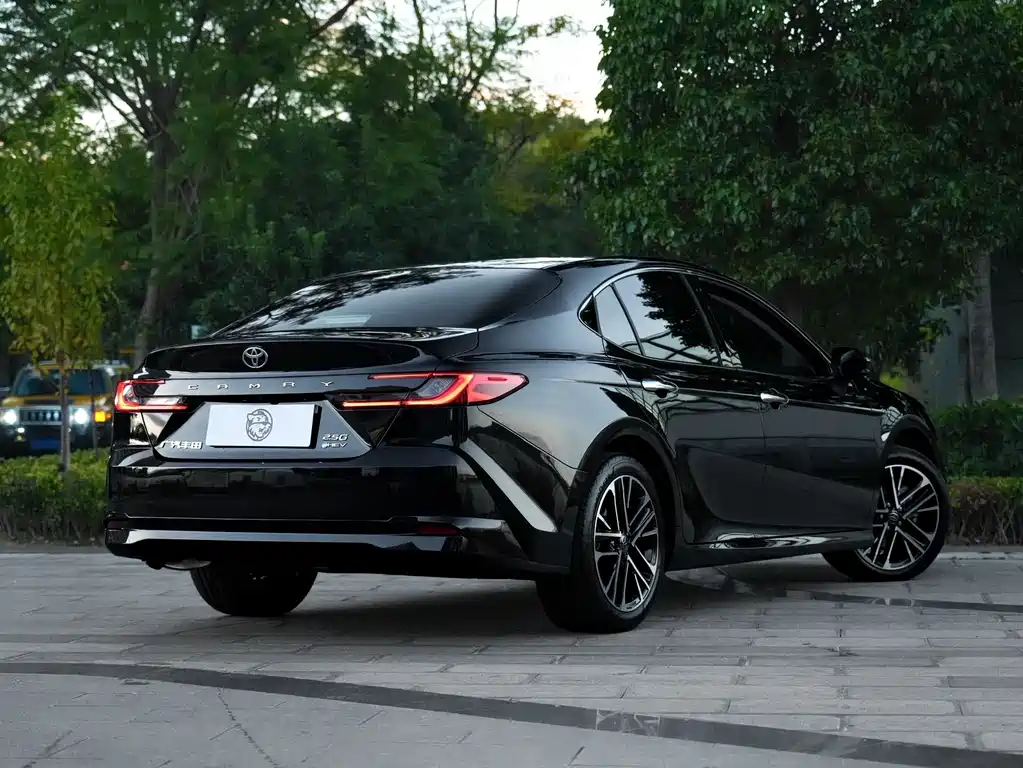 Toyota Camry — миниатюра 12