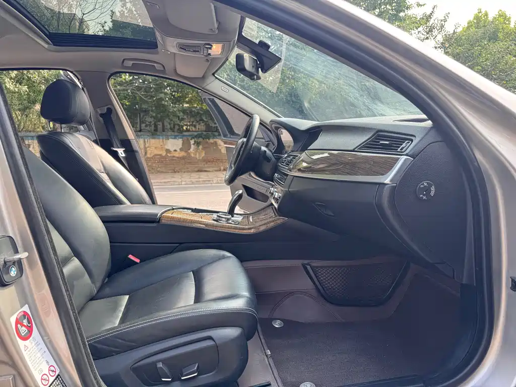 BMW 5 Series — миниатюра 10