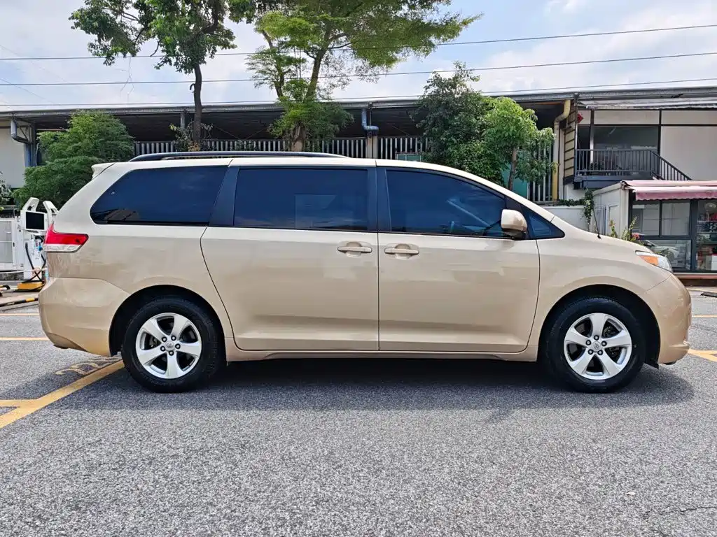 Toyota Sienna — миниатюра 4