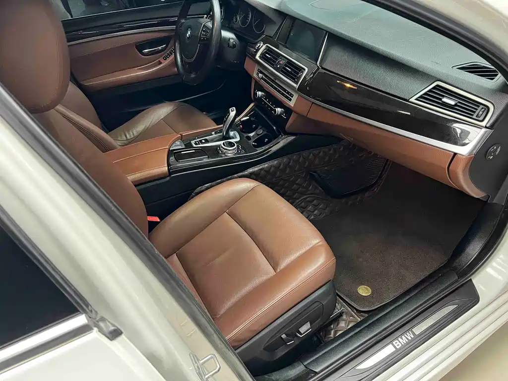 BMW 5 Series — миниатюра 9