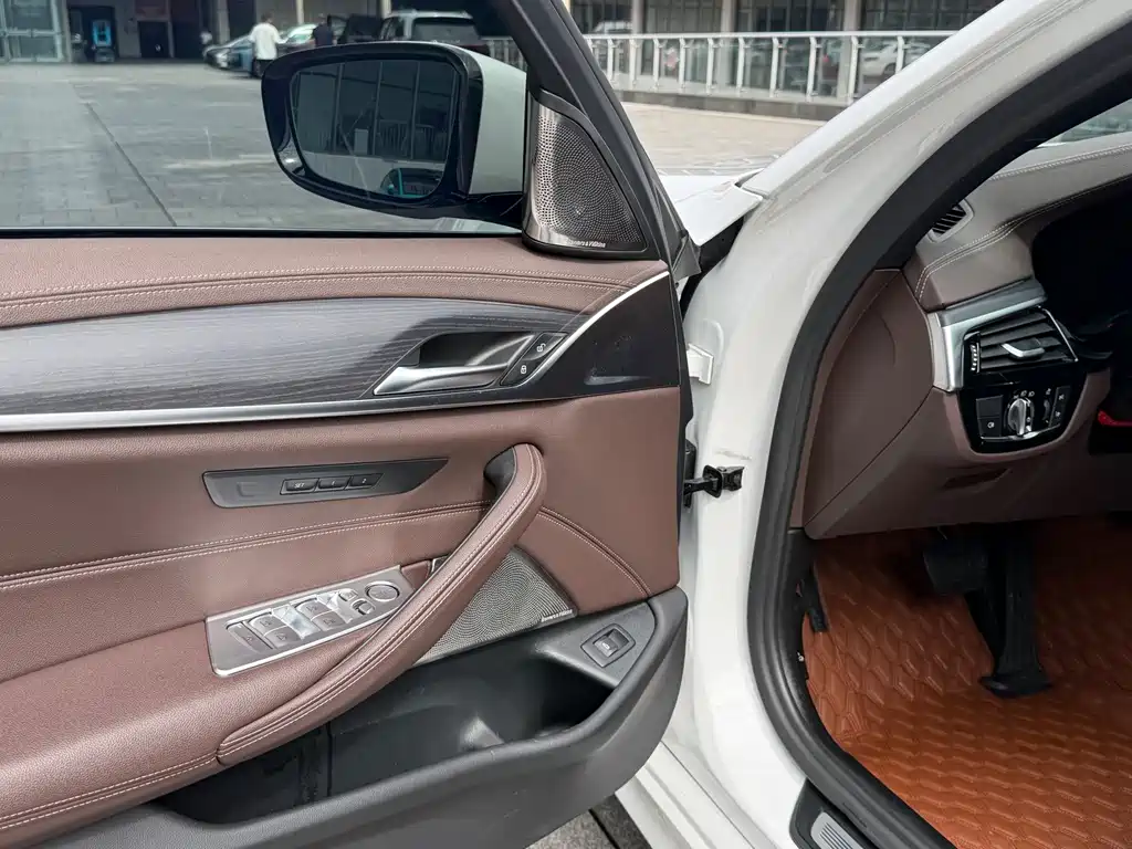 BMW 5 Series — миниатюра 4