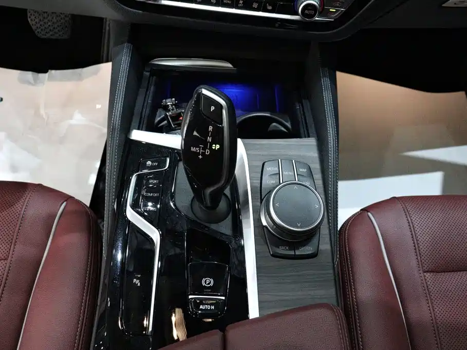 BMW 5 Series — миниатюра 10