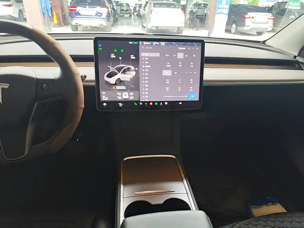 Tesla Model Y — миниатюра 13