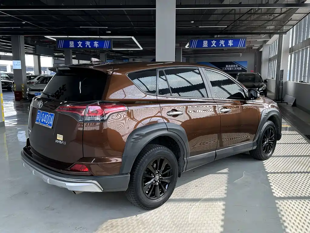 Toyota RAV4 — миниатюра 8