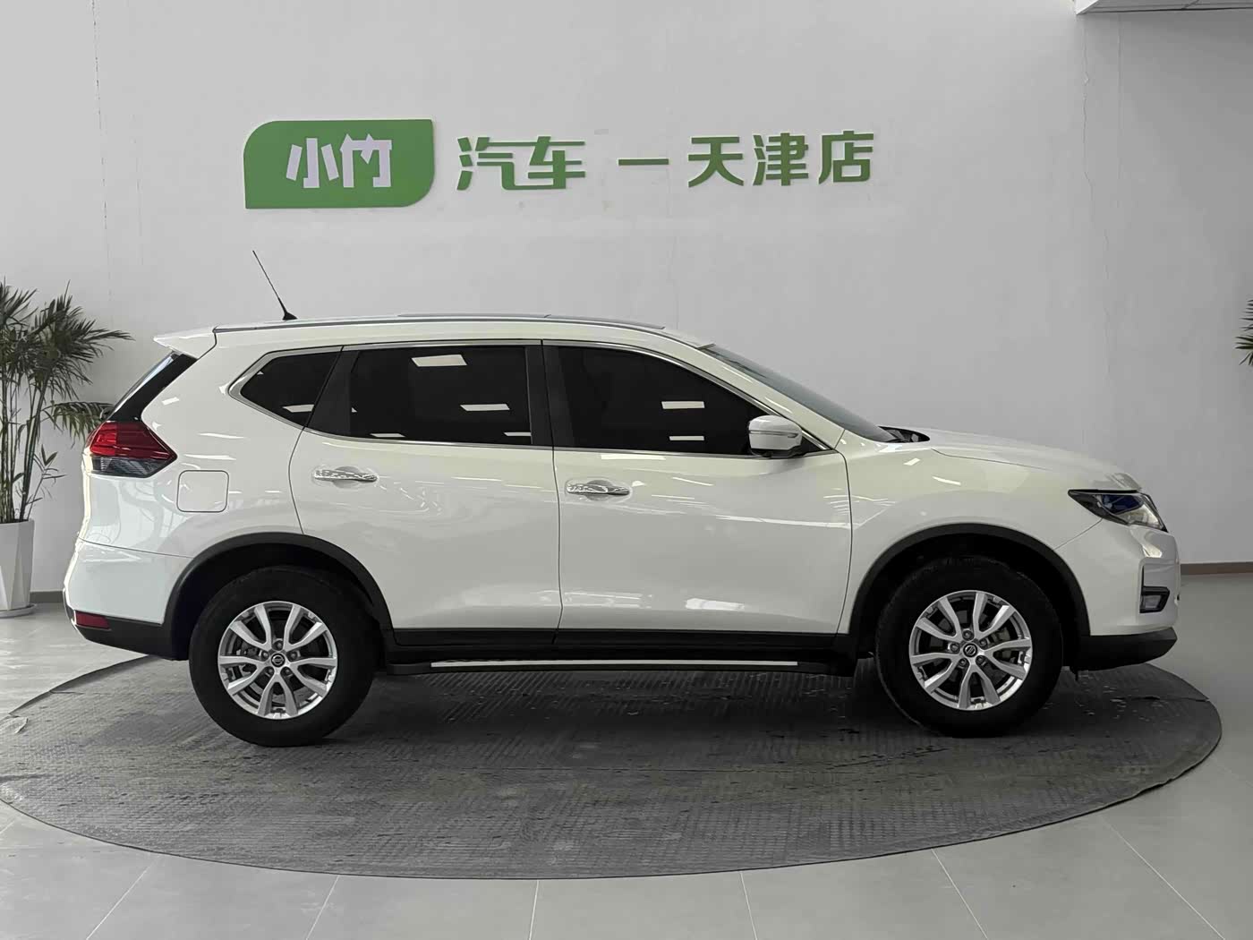 Nissan X-Trail 2.0 л 2022 г. Белый, пробег 31000 км