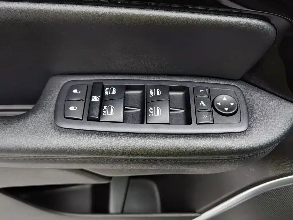 Jeep Grand Commander — миниатюра 9