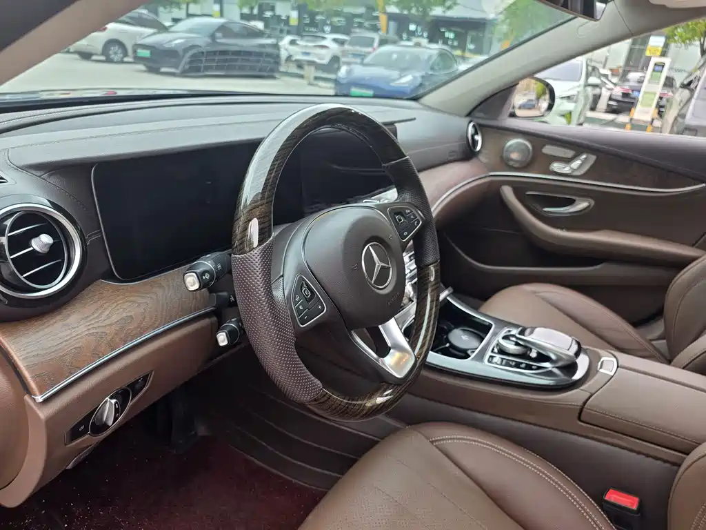 Mercedes-Benz E-Class — миниатюра 9