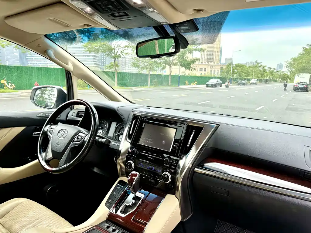 Toyota Alphard — миниатюра 14