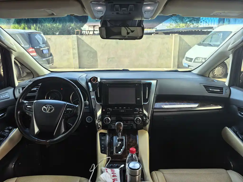 Toyota Alphard — миниатюра 7
