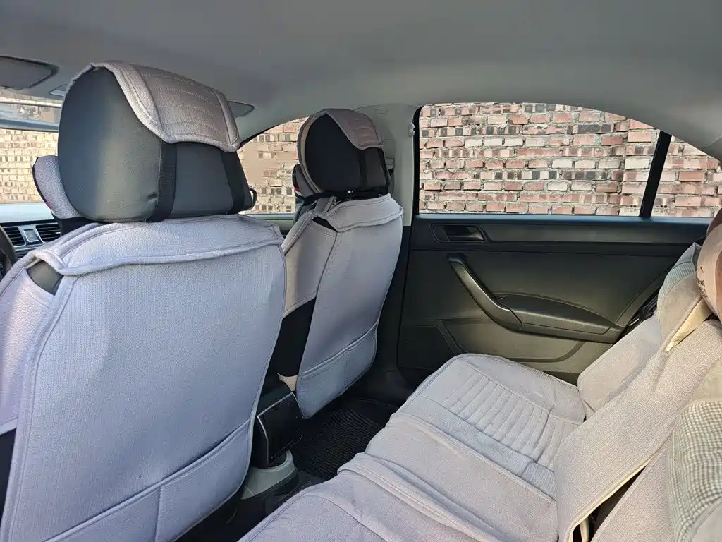 Skoda Rapid — миниатюра 8