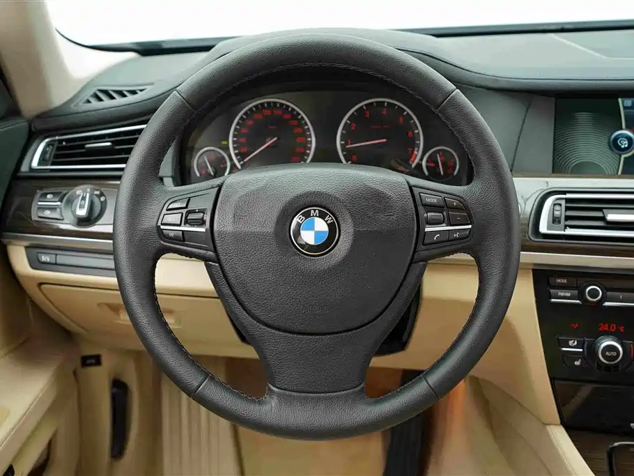 BMW 7 Series — миниатюра 31