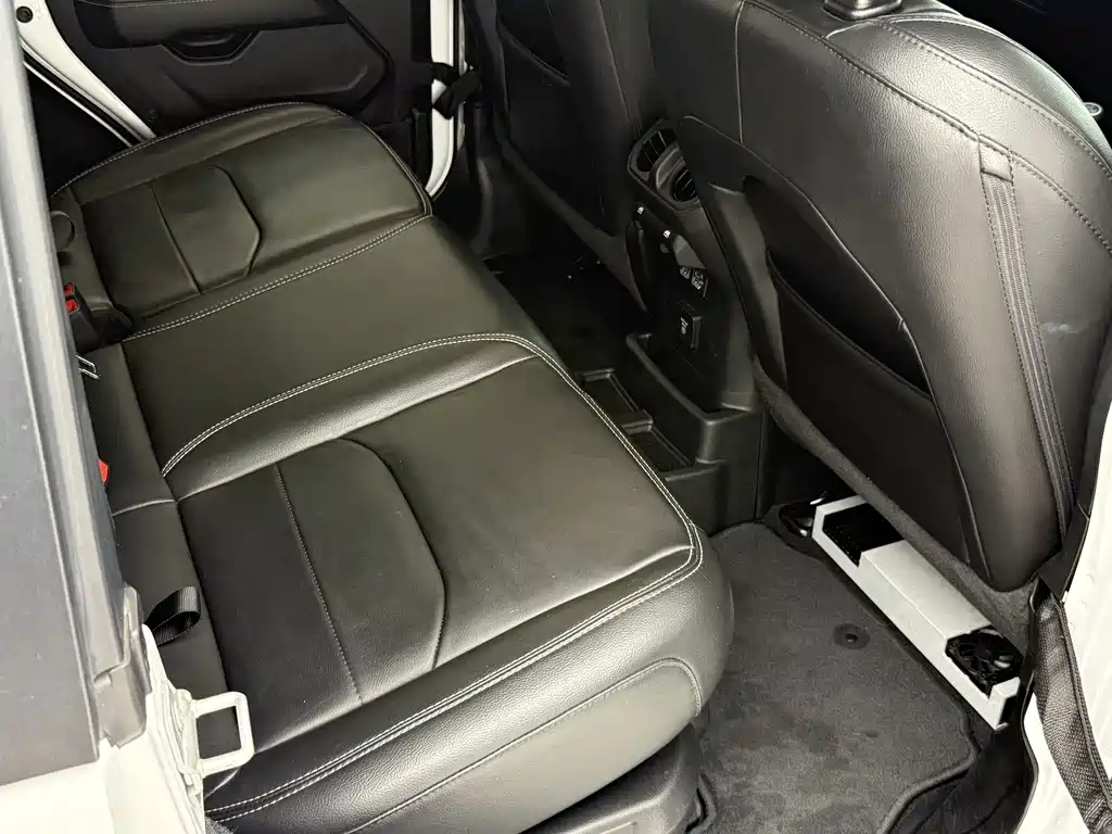Jeep Wrangler PHEV — миниатюра 17