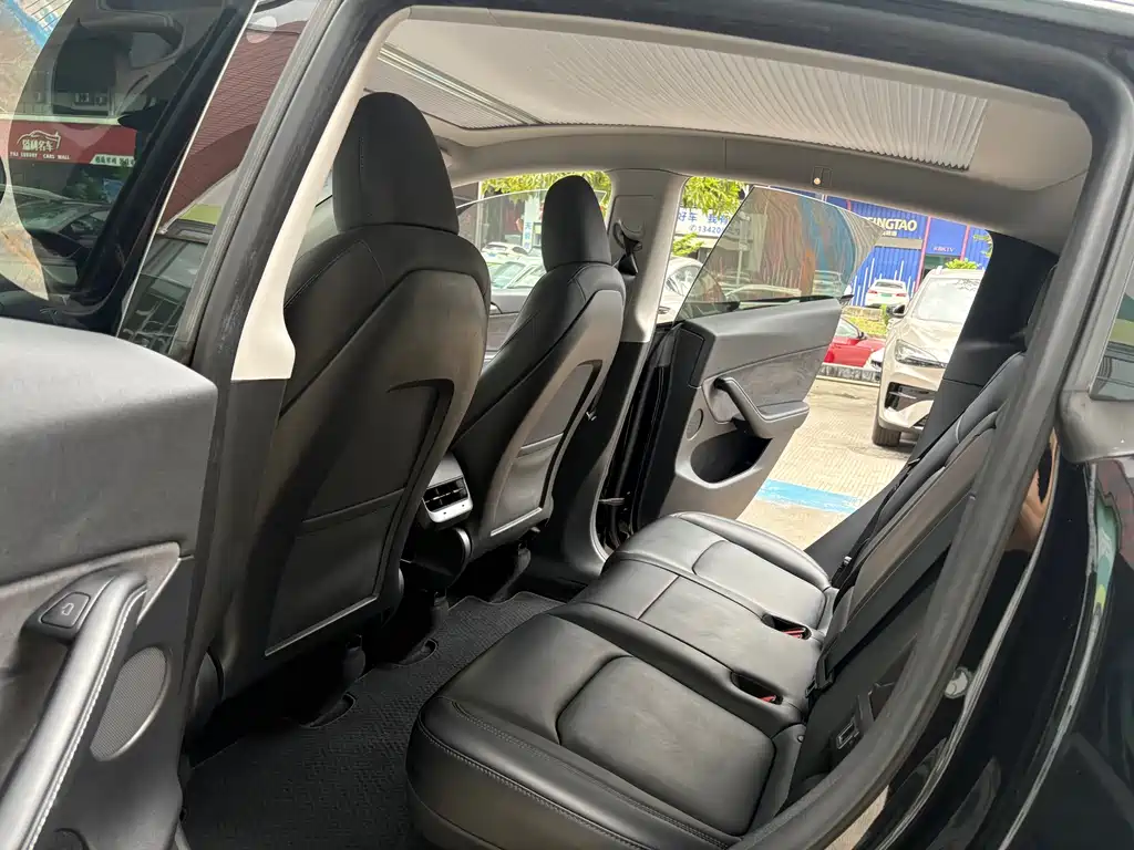Tesla Model Y — миниатюра 9