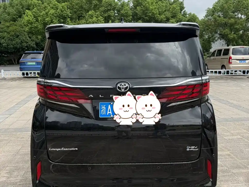 Toyota Alphard — миниатюра 2
