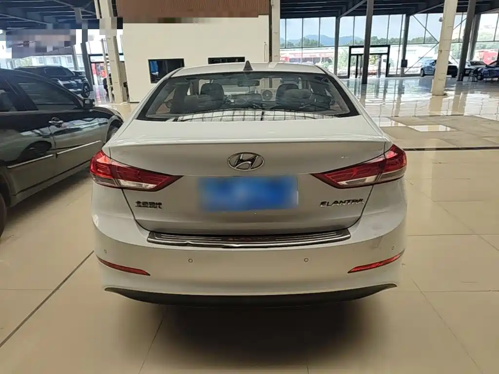 Hyundai Elantra — миниатюра 6