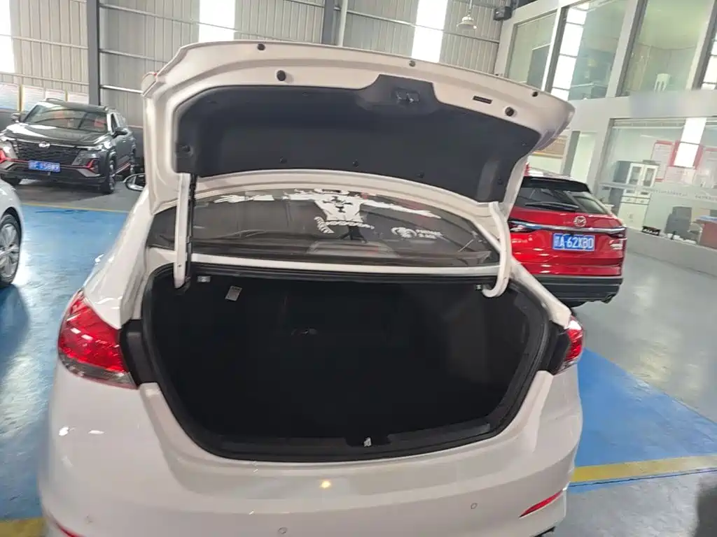 Hyundai Elantra — миниатюра 19