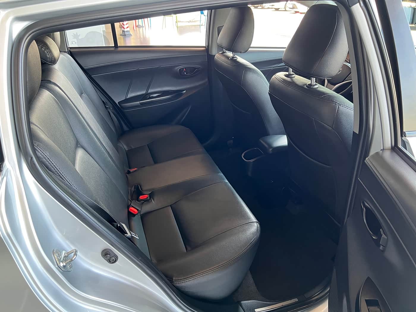 Toyota YARiS L Zhi Xuan 1.5 л 2022 г. Серебристо-серый, пробег 46000 км