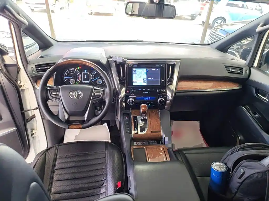 Toyota Alphard — миниатюра 10