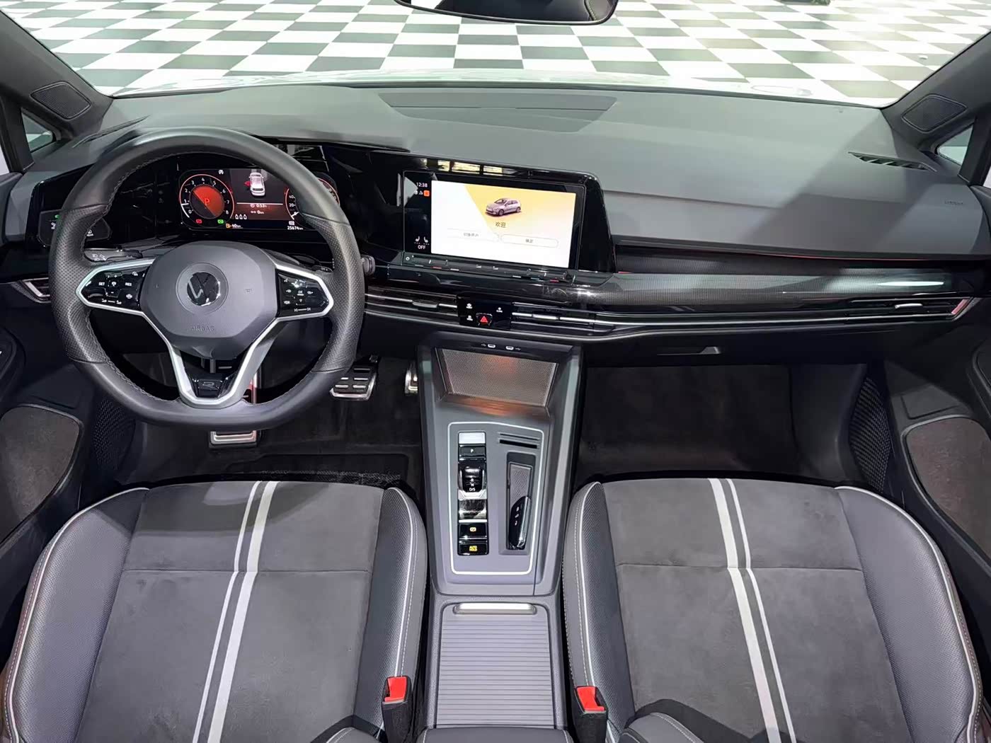 Volkswagen Golf 1.4 л 2022 г. Белый, пробег 25000 км
