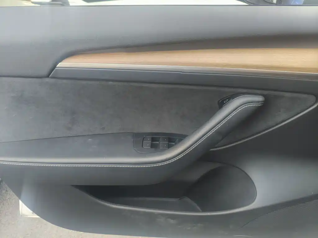 Tesla Model 3 — миниатюра 7