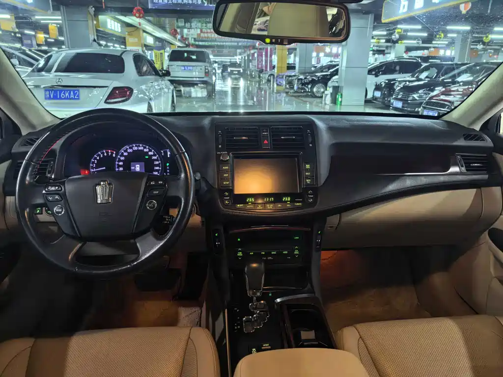 Toyota Crown — миниатюра 6