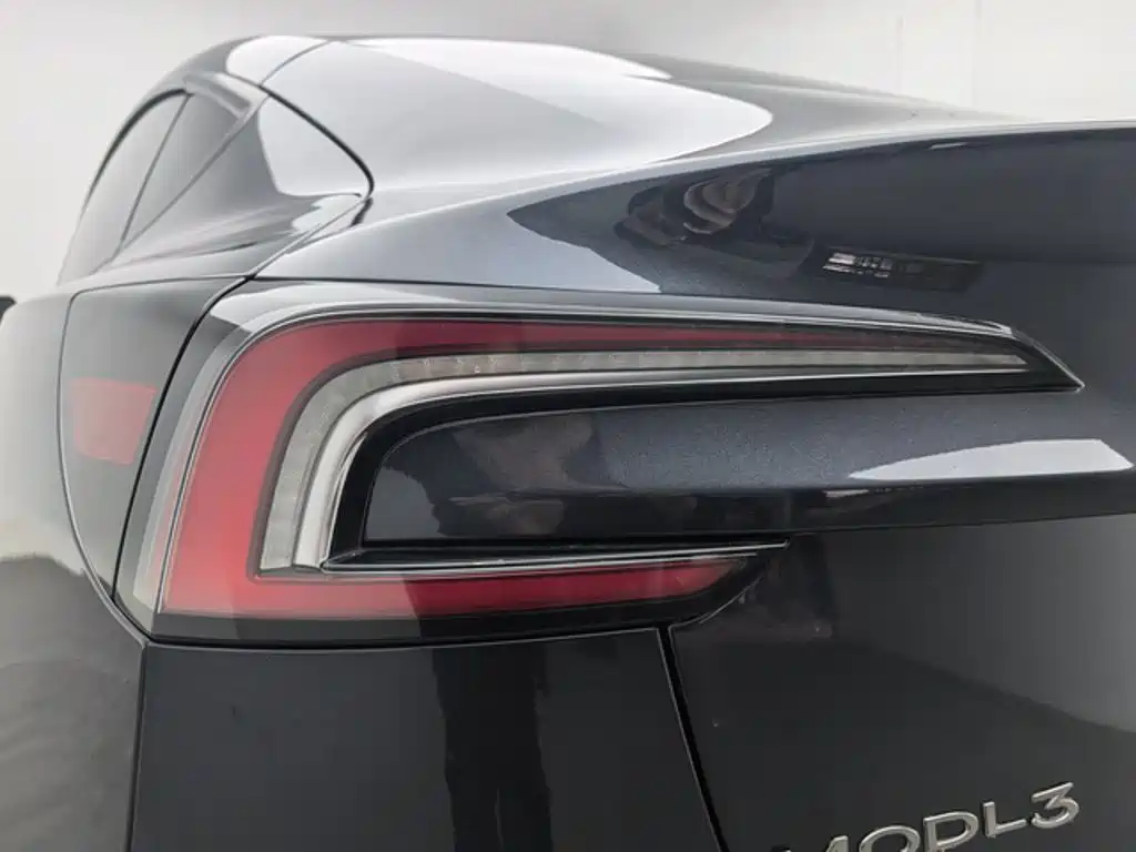 Tesla Model 3 — миниатюра 15