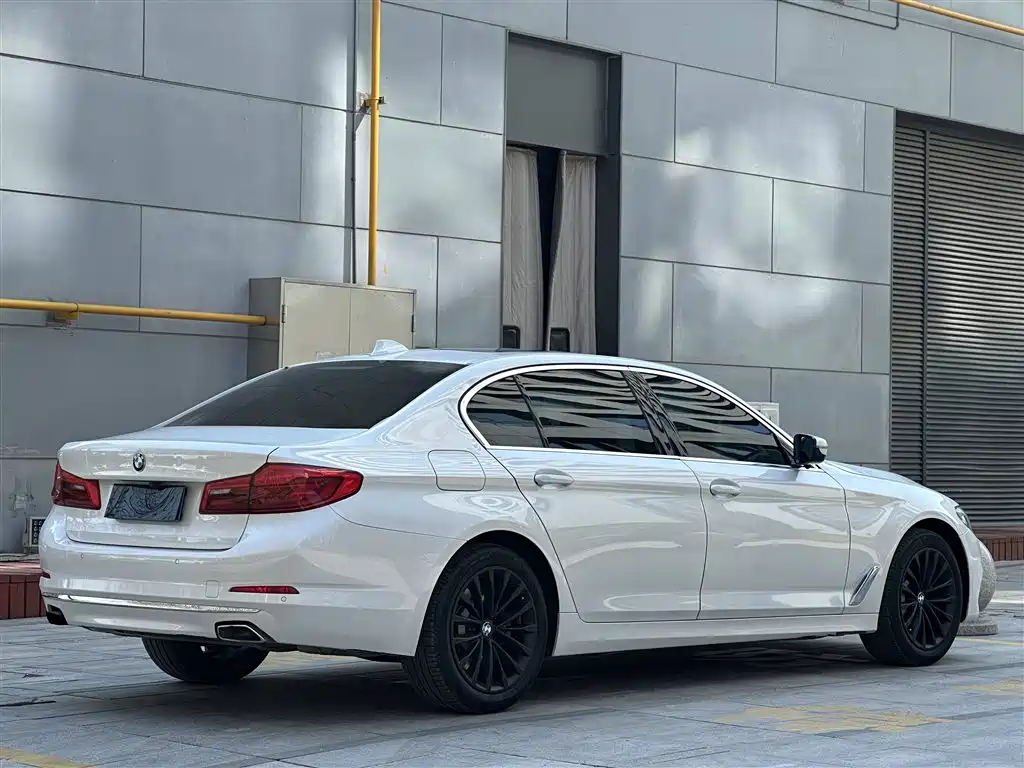 BMW 5 SERIES