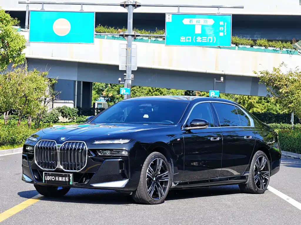 BMW i7 2023 — фото 1