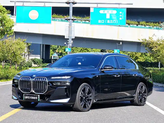 BMW i7