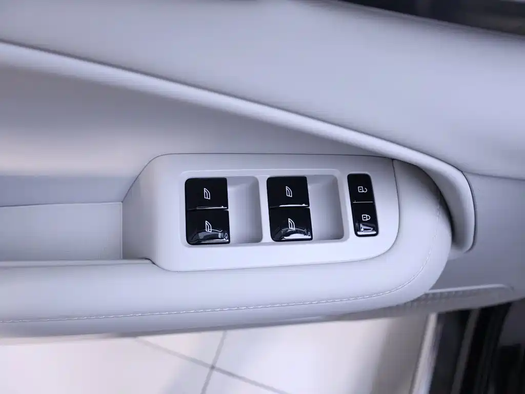 Volvo EM90 — миниатюра 17