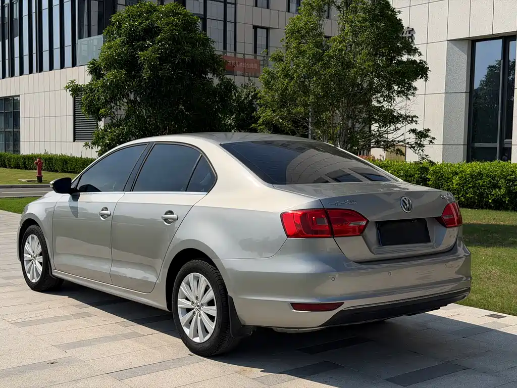 Volkswagen Sagitar 2015 1.6L AT Comfort