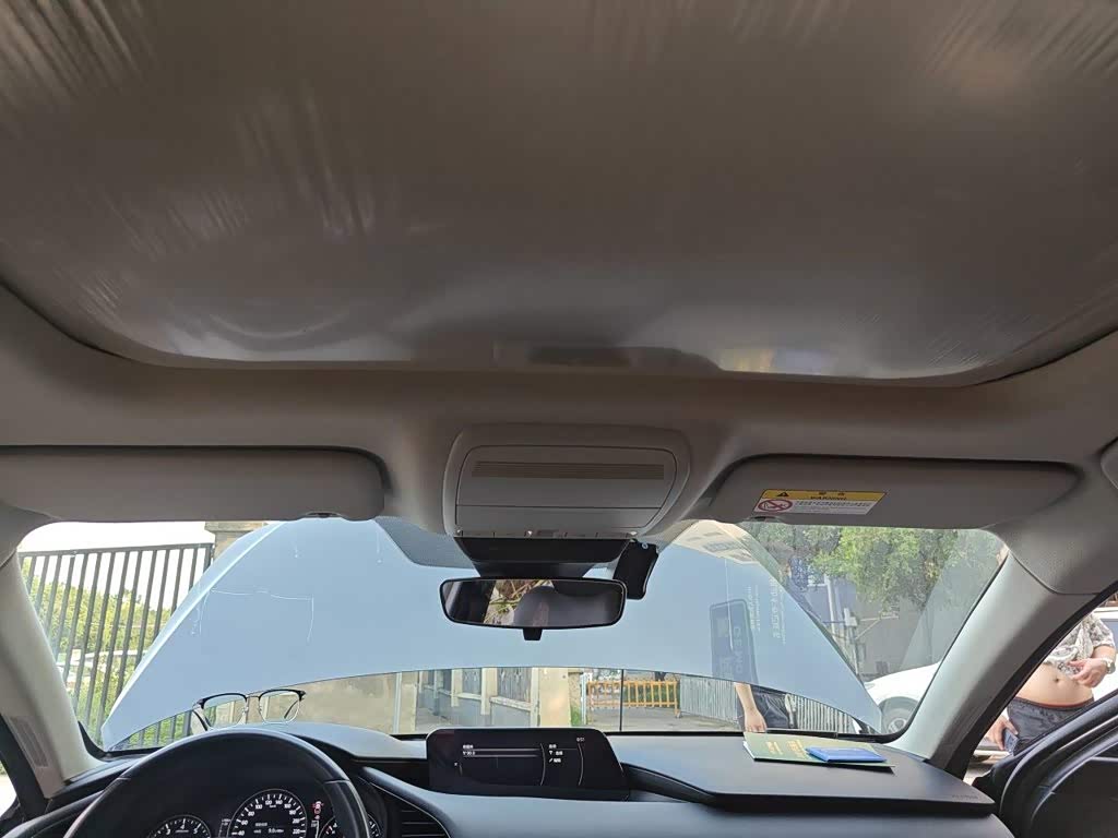 Mazda Mazda3 Axela 2.0 л 2022 г. Серебристо-серый, пробег 36000 км