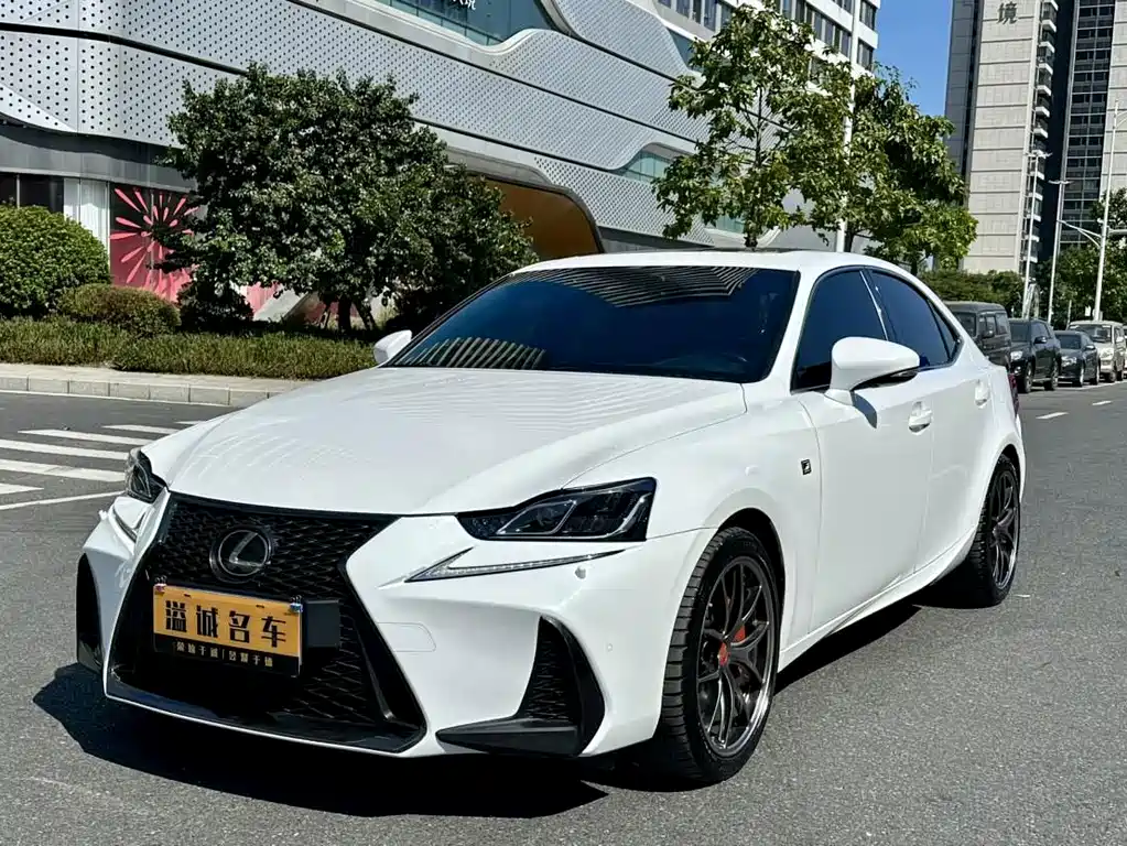 Lexus IS