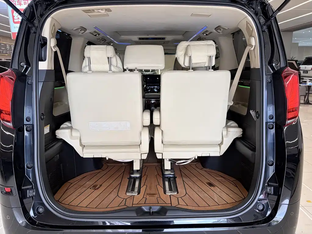 Toyota Alphard — миниатюра 17