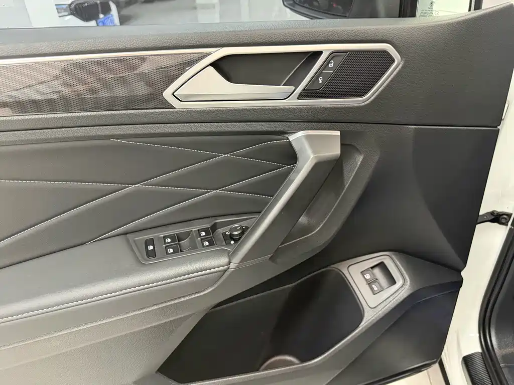 Volkswagen Tiguan L PHEV — миниатюра 12