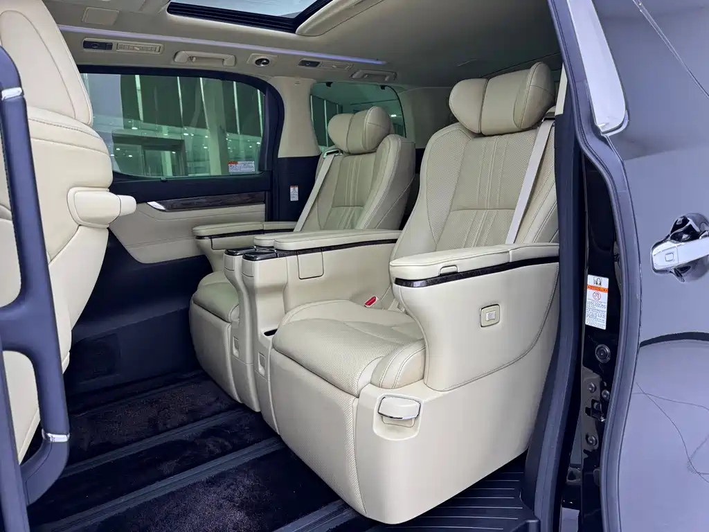 Toyota Alphard — миниатюра 5