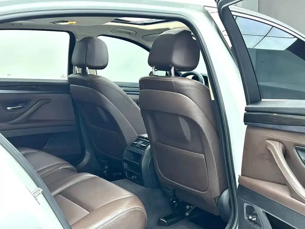 BMW 5 Series — миниатюра 8