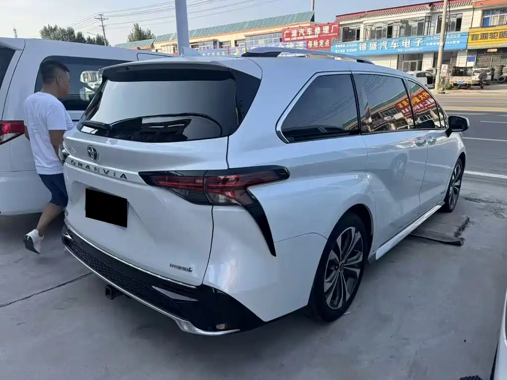 Toyota Granvia — миниатюра 5