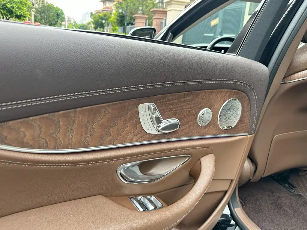 Mercedes-Benz E-Class — миниатюра 12