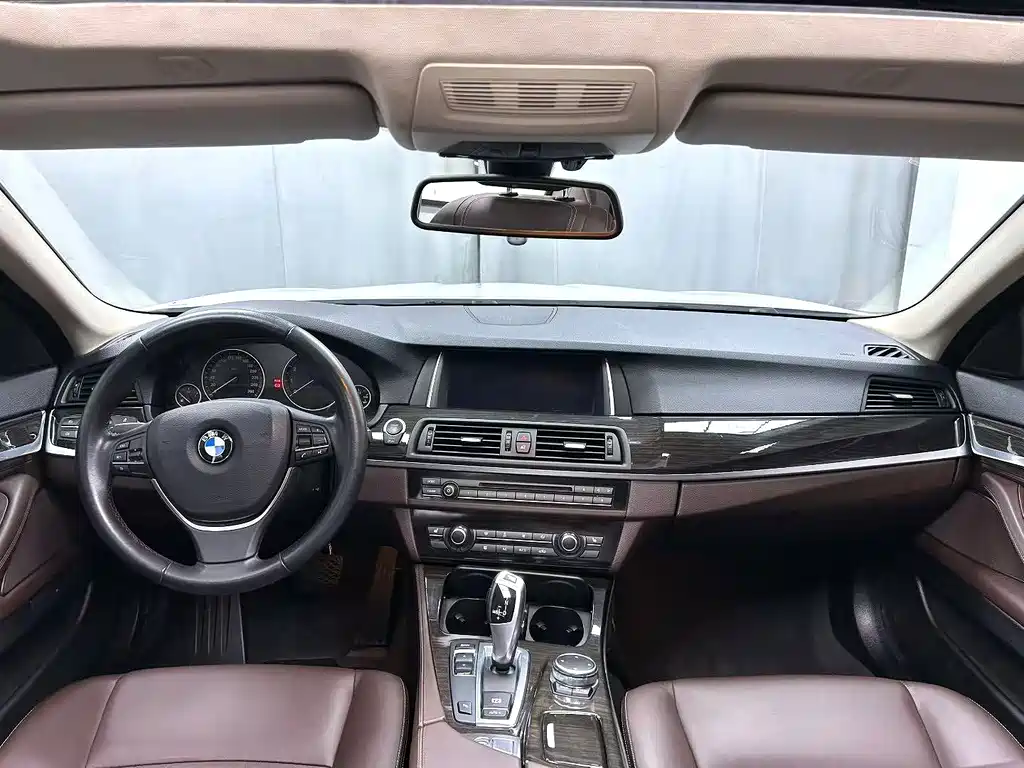 BMW 5 Series — миниатюра 6