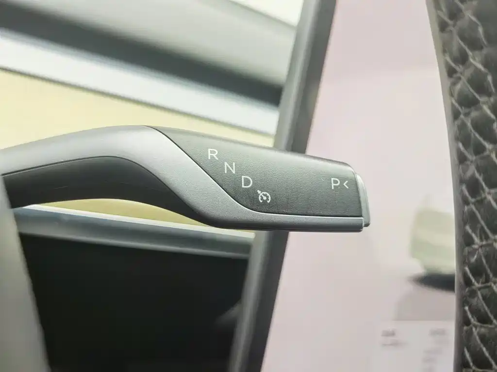 Tesla Model Y — миниатюра 13