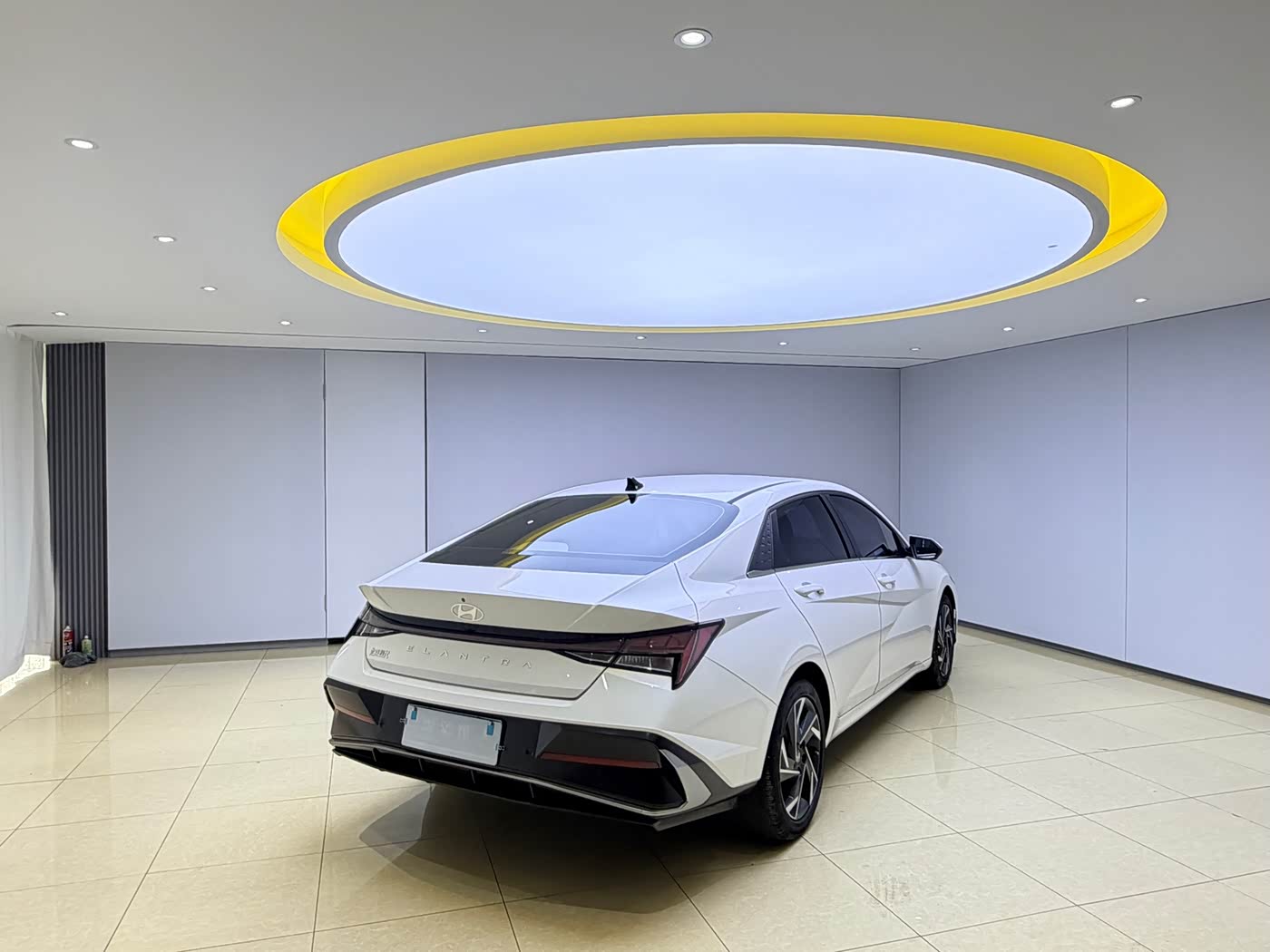 Hyundai Elantra 1.5 л 2023 г. Белый, пробег 21000 км
