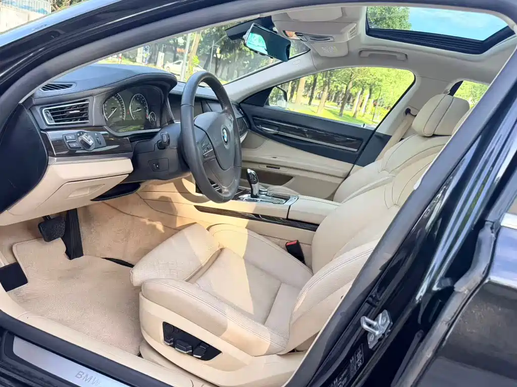 BMW 7 Series — миниатюра 5