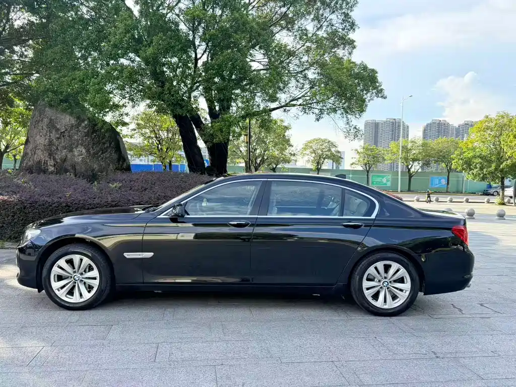 BMW 7 Series — миниатюра 14