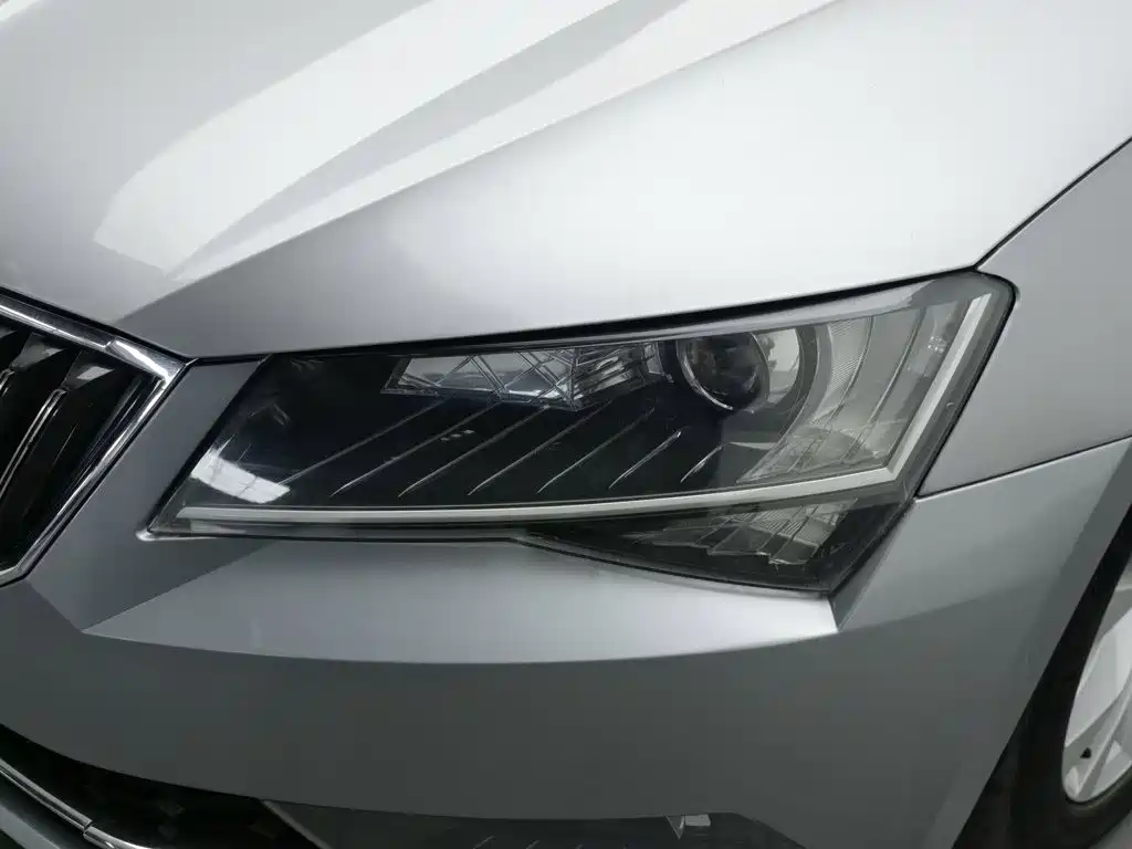Skoda Superb — миниатюра 7