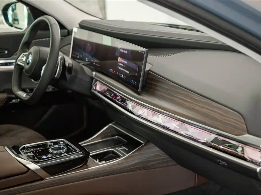 BMW 7 Series — миниатюра 22
