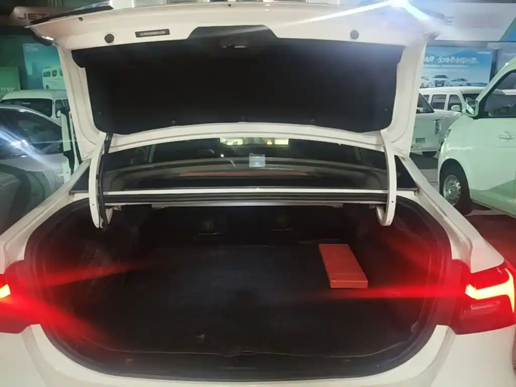 Roewe i6 MAX New Energy — миниатюра 19