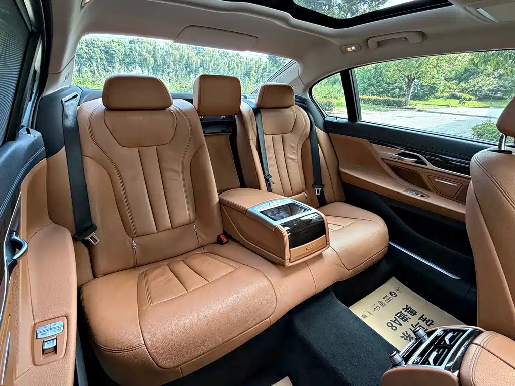 BMW 7 Series — миниатюра 11